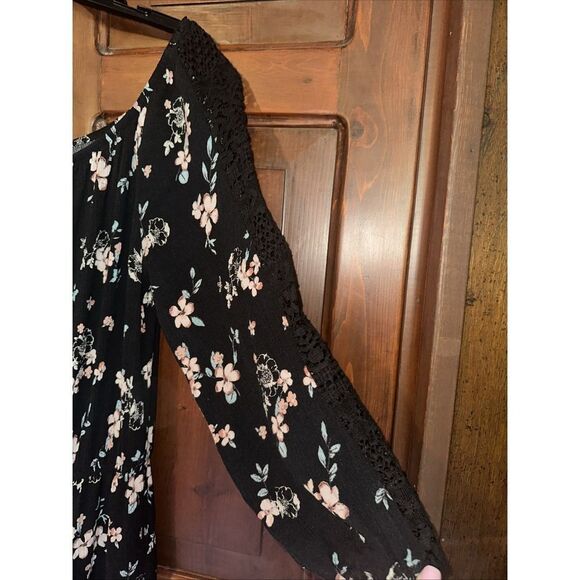 Women's Size Medium Floral Rayon Romper Bohemian Flutter Lace Sleeve: EUC - Picture 3 of 5